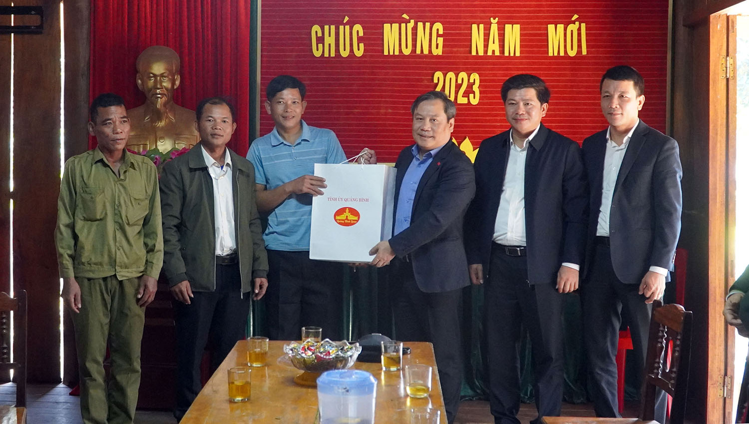 Đồng chí Bí thư Tỉnh ủy thăm, chúc mừng năm mới tại huyện Minh Hóa và Tuyên Hóa
