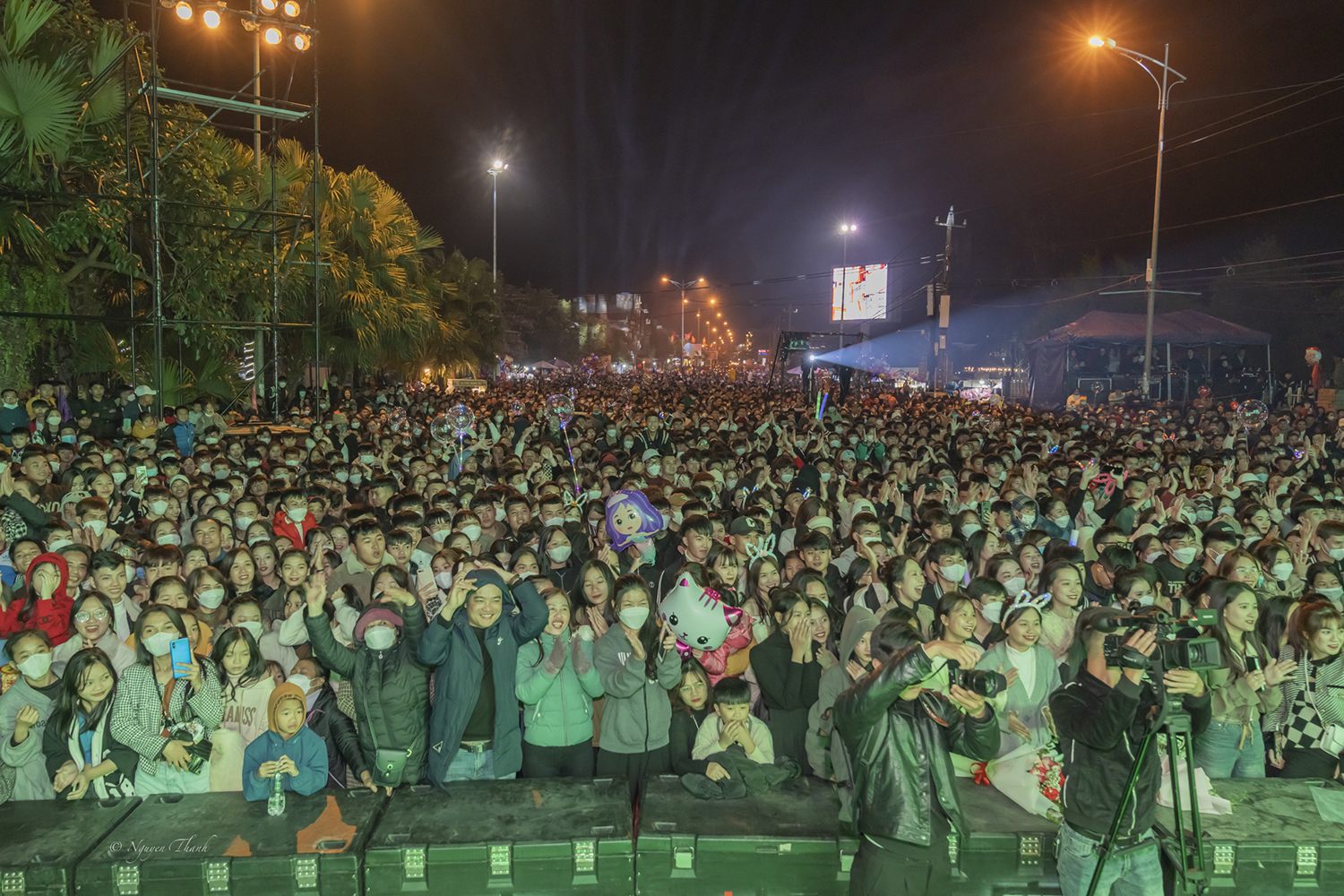 Hàng ngàn du khách và người dân địa phương tham gia Phong Nha Countdown Party 2023.
