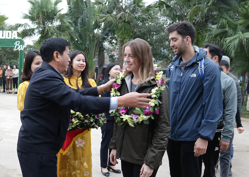 Đại diện lãnh đạo Ban Quản lý Vườn quốc gia Phong Nha-Kẻ Bàng tặng hoa chào mừng những vị khách du lịch.