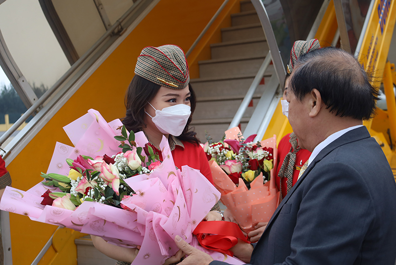 Đại diện lãnh đạo Hiệp hội Du lịch tặng hoa chúc mừng thành viên phi hành đoàn.
