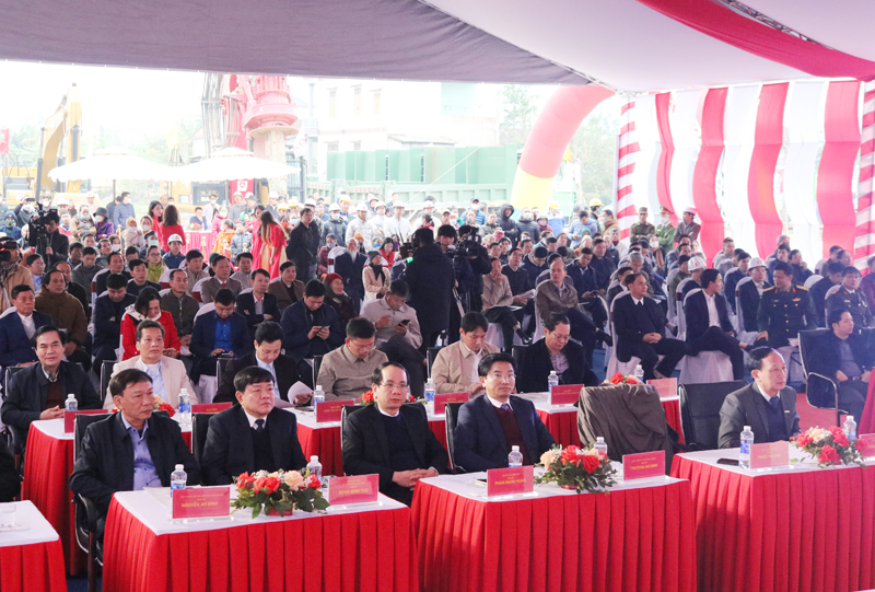 Các đại biểu dự lễ khởi công tại điểm cầu xã Quảng Hải (TX. Ba Đồn)