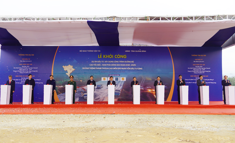 Các đại biểu tại điểm cầu thị trấn Nông trường Việt Trung nhấn nút khởi công Dự án công trình đường bộ cao tốc Bắc-Nam.