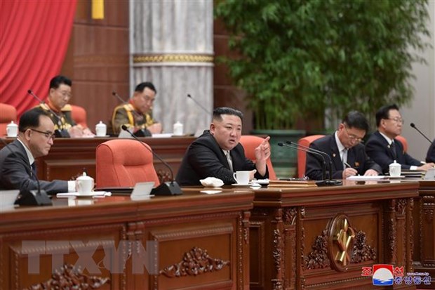 Nhà lãnh đạo Triều Tiên Kim Jong-un (thứ 2, trái) phát biểu tại Hội nghị toàn thể mở rộng lần thứ 6 của Ban chấp hành Trung ương Đảng Lao động Triều Tiên khóa VIII ở Bình Nhưỡng, ngày 28/12/2022. (Ảnh: Yonhap/TTXVN)