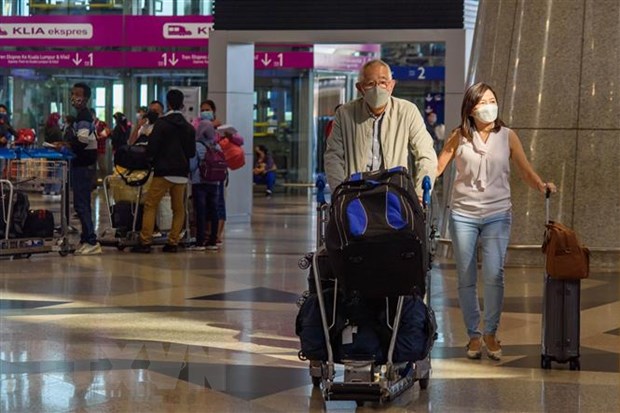 Hành khách tại sân bay quốc tế Kuala Lumpur, Malaysia. (Ảnh: THX/TTXVN)