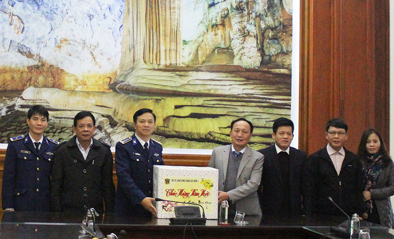 Đại tá Nguyễn Văn Hiển, Phó Chính ủy Bộ Tư lệnh Vùng Cảnh sát biển 1 tặng quà chúc mừng năm mới lãnh đạo tỉnh Quảng Bình.
