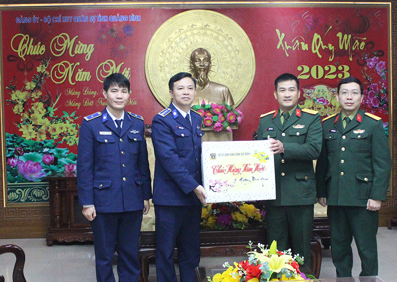 Đoàn công tác thăm, tặng quà chúc mừng năm mới 2023 Bộ Chỉ huy Quân sự tỉnh. 
