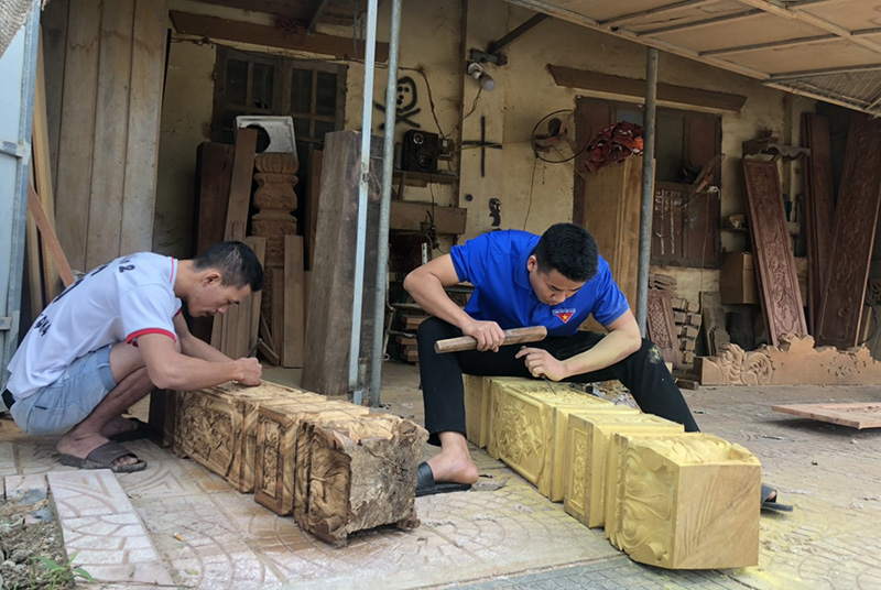 Cơ sở chạm khắc gỗ của anh Nguyễn Thế Sơn, thôn Vĩnh Phước, xã Quảng Lộc, mang lại thu nhập ổn định.