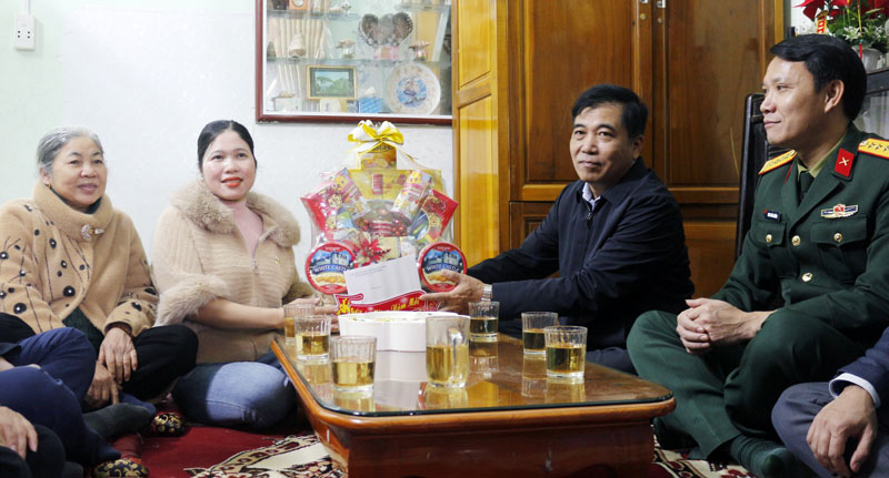 Đồng chí Phó Chủ tịch Thường trực UBND tỉnh Đoàn Ngọc Lâm thăm hỏi tình hình đời sống gia đình Đại úy chuyên nghiệp Nguyễn Thành Phẩm.