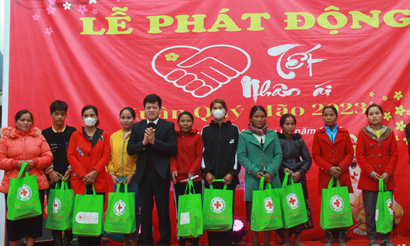 Đồng chí Trưởng ban Dân vận Tỉnh ủy Lê Văn Bảo tặng quà cho các hộ dân có hoàn cảnh khó khăn xã Trường Sơn.