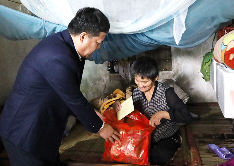 Đồng chí Bí thư Thành ủy Đồng Hới Trần Phong trao quà Tết cho hộ nghèo ở phường Bắc Nghĩa.
