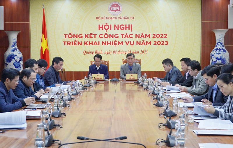 Đồng chí Chủ tịch UBND tỉnh Trần Thắng và các đại biểu dự hội nghị tại điểm cầu tỉnh Quảng Bình.