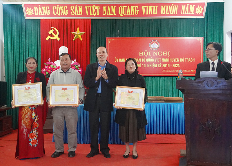 Đại diện lãnh đạo Ủy ban MTTQ Việt Nam tỉnh trao tặng bằng khen của Ủy ban Trung ương MTTQ Việt Nam cho các tập thể, cá nhân có thành tích xuất sắc năm 2022.