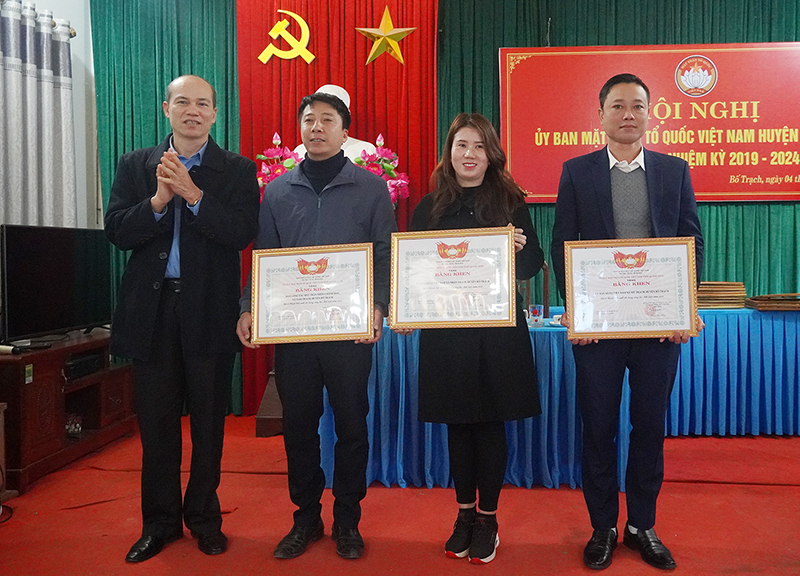Đại diện lãnh đạo Ủy ban MTTQ Việt Nam tỉnh trao tặng bằng khen của Ủy ban MTTQ Việt Nam tỉnh cho các tập thể có thành tích xuất sắc năm 2022.