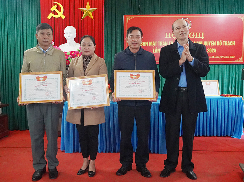 Đại diện lãnh đạo Ủy ban MTTQ Việt Nam tỉnh trao tặng bằng khen của Ủy ban MTTQ Việt Nam tỉnh cho các tập thể, cá nhân có thành tích xuất sắc năm 2022.