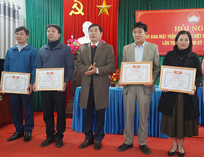 Đại diện lãnh đạo Ủy ban MTTQ Việt Nam huyện trao tặng giấy khen của Ủy ban MTTQ Việt Nam huyện cho các tập thể có thành tích xuất sắc năm 2022.