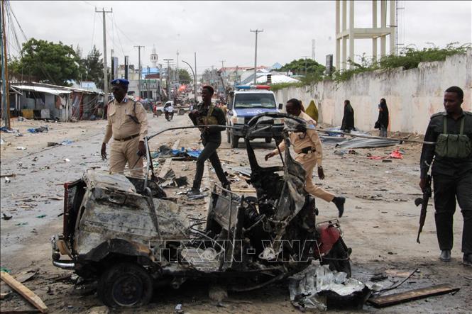 Cảnh sát Somalia điều tra tại hiện trường một vụ đánh bom liều chết ở thủ đô Mogadishu. Ảnh tư liệu: AFP/TTXVN