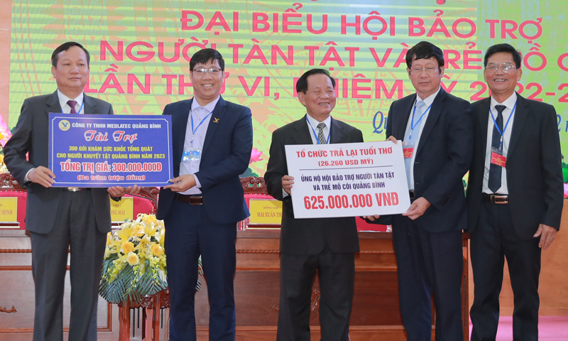 Medlatec Quảng Bình trao tặng 300 gói khám sức khỏe cho Hội Bảo trợ người tàn tật và trẻ mồ côi tỉnh.