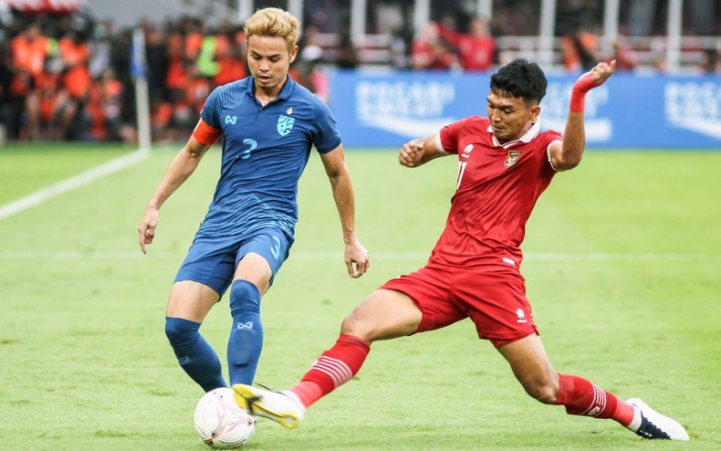 Pha tranh bóng trong trận Thái Lan (bên trái) hòa Indonesia 1-1.