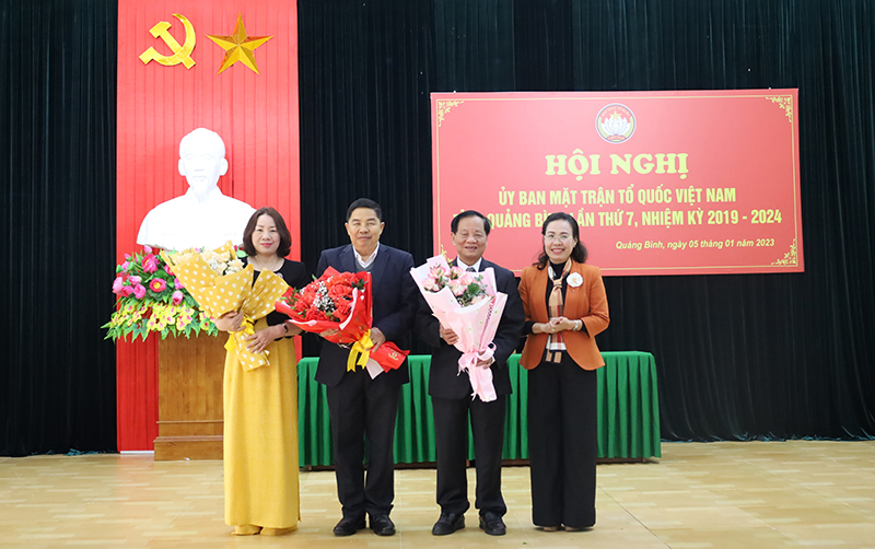 Đồng chí Chủ tịch Ủy ban MTTQVN tỉnh Phạm Thị Hân tặng hoa cho các đồng chí thôi không tham gia Ủy viên Ủy ban MTTQVN tỉnh, nhiệm kỳ 2019-2024.
