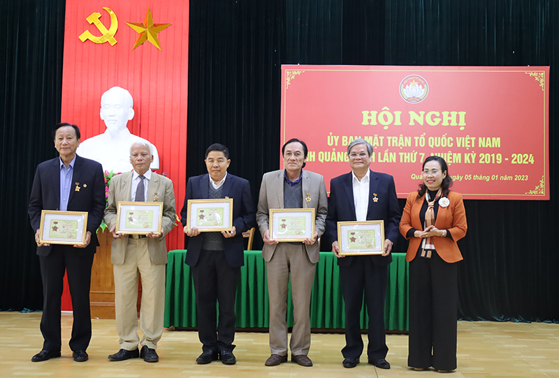 Đồng chí Chủ tịch Ủy ban MTTQVN tỉnh Phạm Thị Hân trao kỷ niệm chương “Vì sự nghiệp Đại đoàn kết dân tộc” cho các cá nhân.