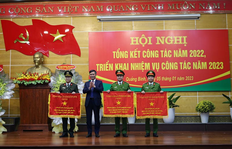 Đồng chí Trần Thắng, Phó Bí thư Tỉnh ủy, Chủ tịch UBND tỉnh tặng cờ thi đua cho các đơn vị dẫn đầu trong phong trào  