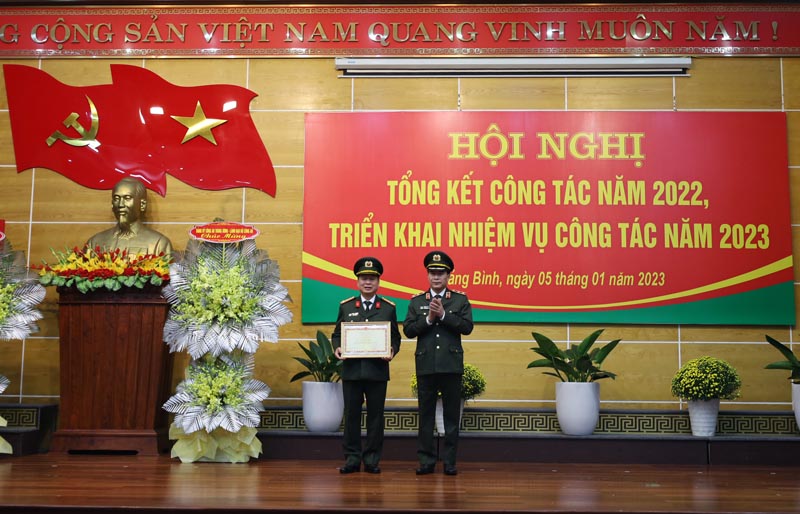 Trung tướng Lê Quốc Hùng, Ủy viên Ban Chấp hành Trung ương Đảng, Thứ trưởng Bộ Công an trao bằng khen của Bộ Công an cho Công an tỉnh.