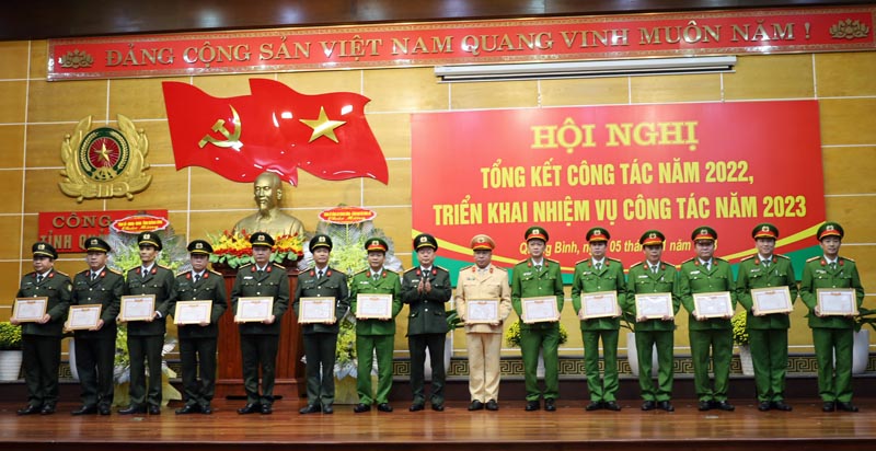  Lãnh đạo Công an tỉnh trao thưởng cho các tập thể, cá nhân của lực lượng Công an tỉnh có thành tích xuất sắc trong quá trình công tác.
