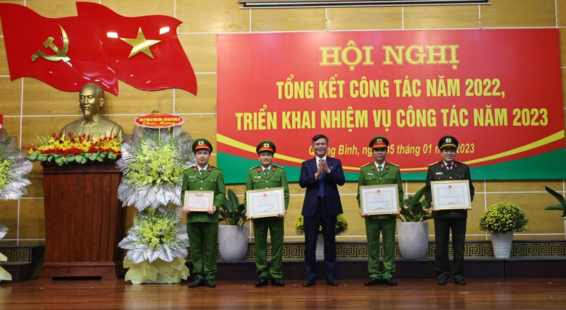 Đồng chí Trần Thắng, Phó Bí thư Tỉnh ủy, Chủ tịch UBND tỉnh trao tặng các danh hiệu thi đua cho lực lượng Công an tỉnh..