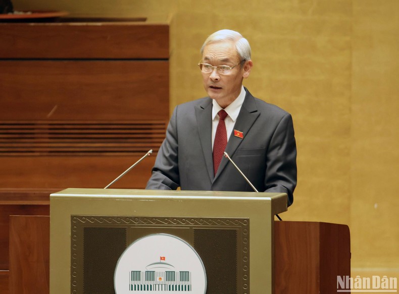 Chủ nhiệm Ủy ban Tài chính, Ngân sách của Quốc hội Nguyễn Phú Cường trình bày Báo cáo thẩm tra tại phiên họp. (Ảnh: DUY LINH)