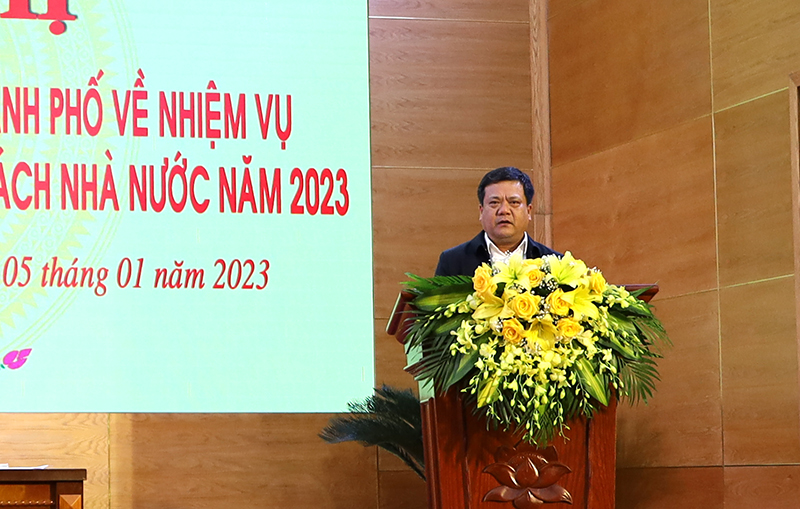 Đồng chí Bí thư Thành ủy Đồng Hới Trần Phong phát biểu tại hội nghị.