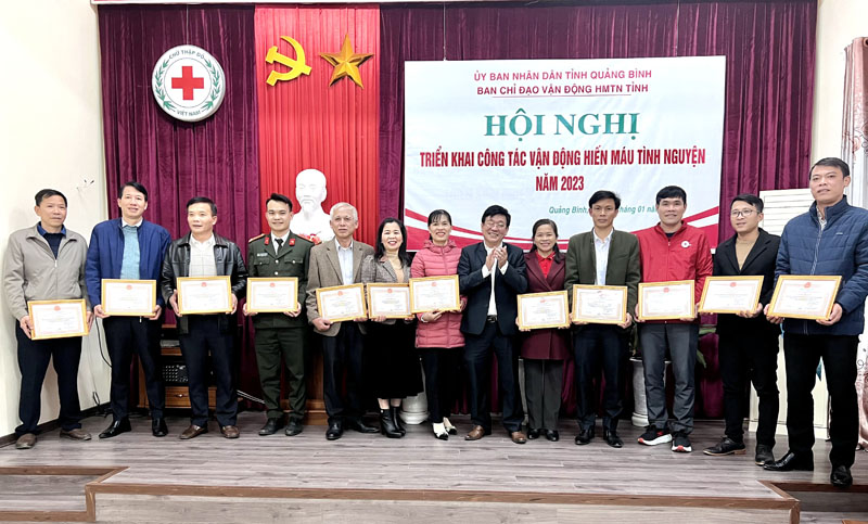 Đại diện lãnh đạo Hội Chữ thập đỏ tỉnh trao giấy khen cho các tập thể đã hoàn thành và vượt chỉ tiêu từ 1-19% kế hoạch vận động HMTN năm 2022.