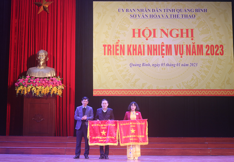 ồng chí Phó Chủ tịch UBND tỉnh Hồ An Phong trao tặng Cờ thi đua của Bộ Văn hóa - Thể thao và Du lịch cho các tập thể. 