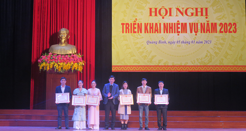 Đồng chí Phó Chủ tịch UBND tỉnh Hồ An Phong trao tặng kỷ niệm chương của Bộ Văn hóa-Thể thao và Du lịch cho các cá nhân.