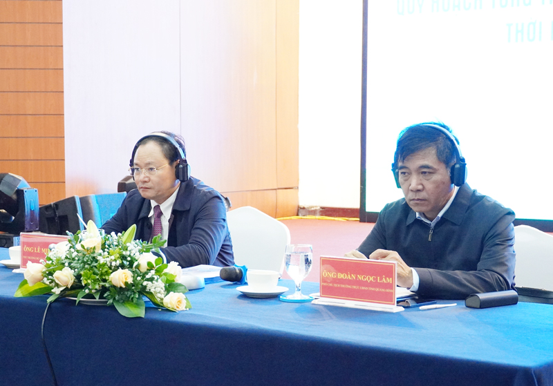 Thứ trưởng Bộ Tài nguyên-Môi trường Lê Minh Ngân và đồng chí Phó Chủ tịch Thường trực UBND tỉnh Đoàn Ngọc Lâm chủ trì hội thảo.