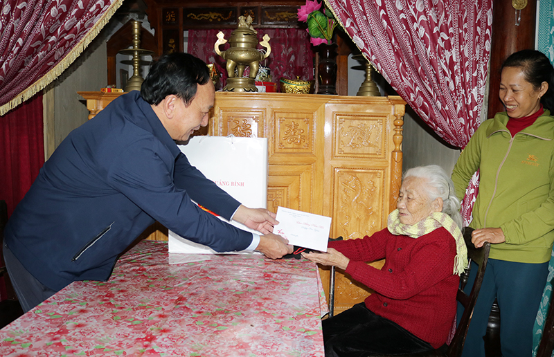 Đồng chí Phó Bí thư Thường trực Tỉnh ủy thăm, chúc Tết đồng chí Trần Thị Trình, đảng viên trên 74 năm tuổi Đảng ở xã Liên Thủy (Lệ Thủy).