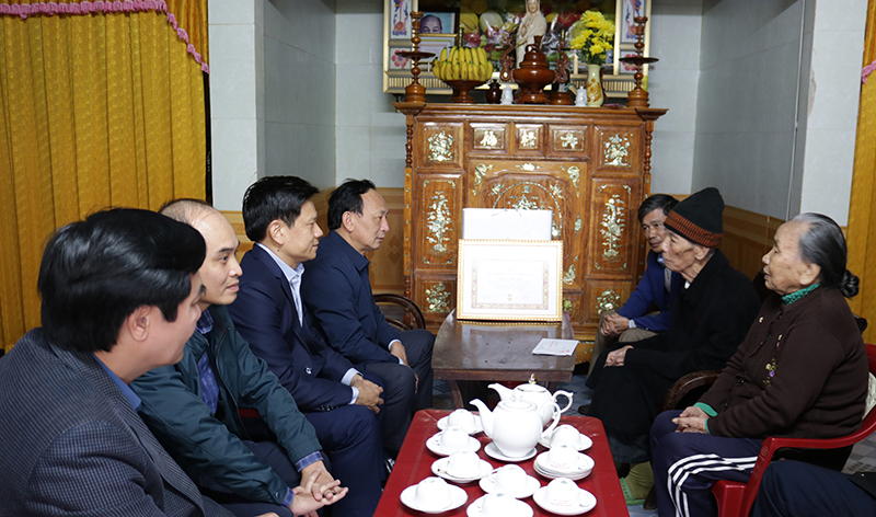 Đồng chí Phó Bí thư Thường trực Tỉnh ủy thăm, chúc Tết đồng chí Lê Duy Tính đảng viên trên 73 năm tuổi Đảng ở thị trấn Kiến Giang (Lệ Thủy).