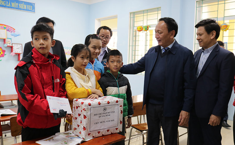 Đồng chí Phó Bí thư Thường trực Tỉnh ủy thăm Trung tâm giáo dục trẻ khuyết tật huyện Lệ Thuỷ.