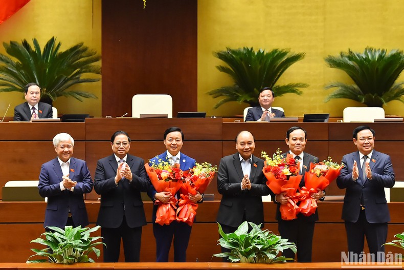 Các đồng chí lãnh đạo Đảng, Nhà nước tặng hoa chúc mừng các ông Trần Hồng Hà và Trần Lưu Quang. (Ảnh: THỦY NGUYÊN)