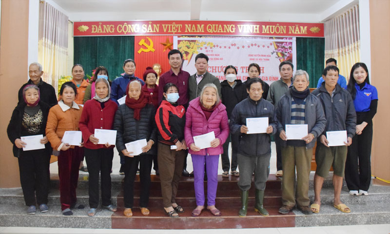 Giám đốc Bệnh viện Hữu nghị Việt Nam-CuBa Đồng Hới Nguyễn Đức Cường trao quà cho các gia đình khó khăn tại xã Hóa Thanh.