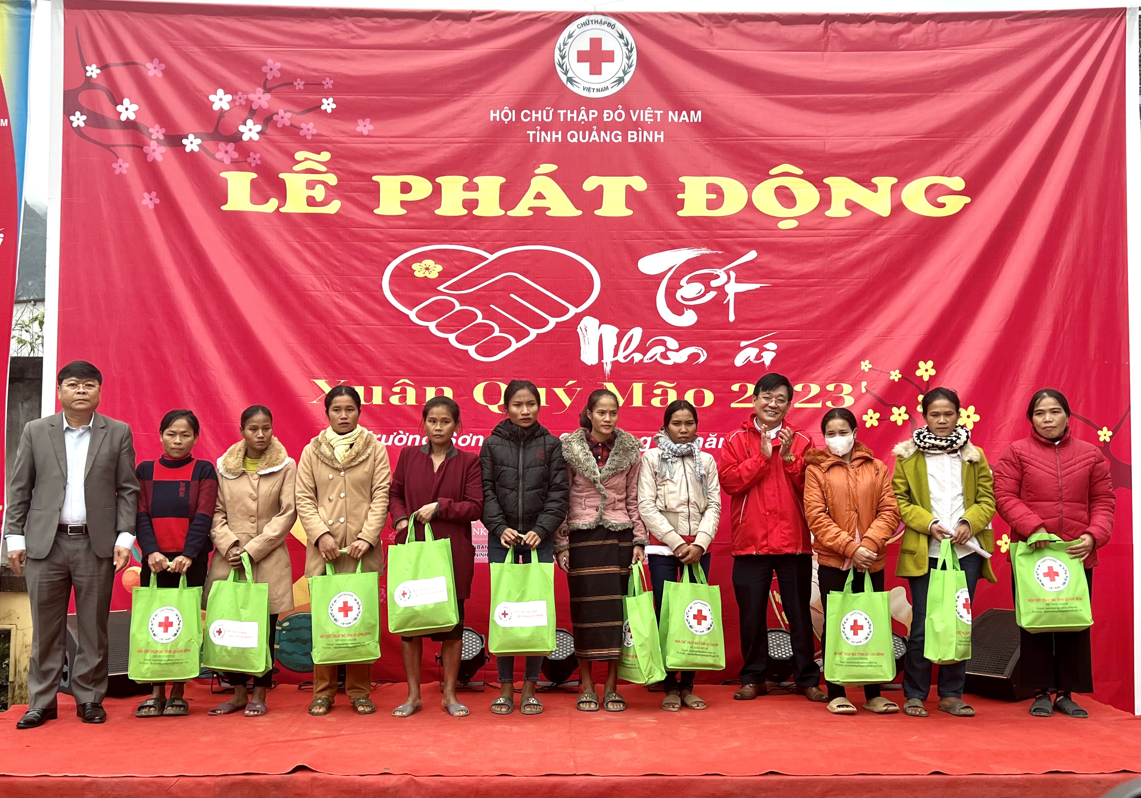 Đại diện lãnh đạo Hội CTĐ tỉnh và huyện Quảng Ninh trao quà cho các hộ dân có hoàn cảnh khó khăn xã Trường Sơn tại lễ phát động phong trào “Tết nhân ái” Xuân Quý Mão 2023.