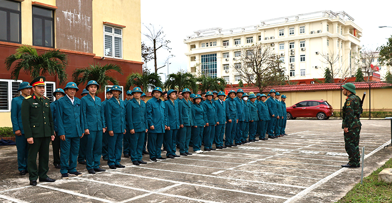 Huấn luyện đội ngũ dân quân tự vệ.