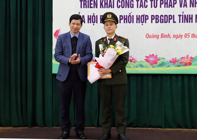 Đồng chí Hồ An Phong, Tỉnh ủy viên, Phó Chủ tịch UBND tỉnh trao giải nhất cho thí sinh đến từ Công an tỉnh