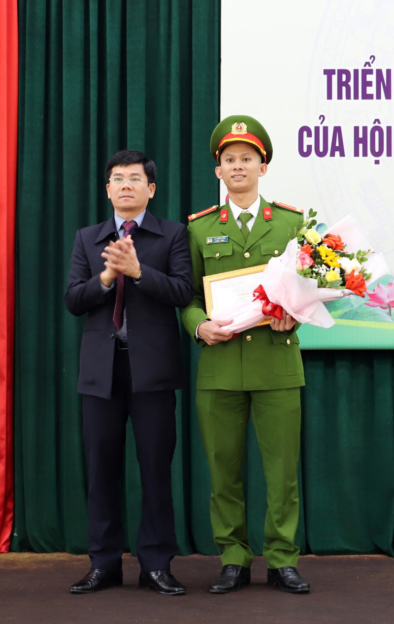 Đồng chí Trần Chí Tiến, Tỉnh ủy viên, Giám đốc Sở Tư pháp trao giải nhì cho thí sinh