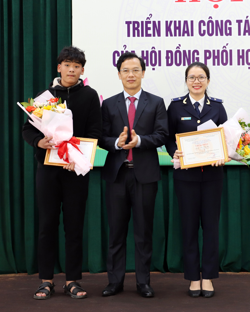 Đồng chí Trương Quang Sáng, Phó Giám đốc Sở Tư pháp trao giải ba cho các thí sinh