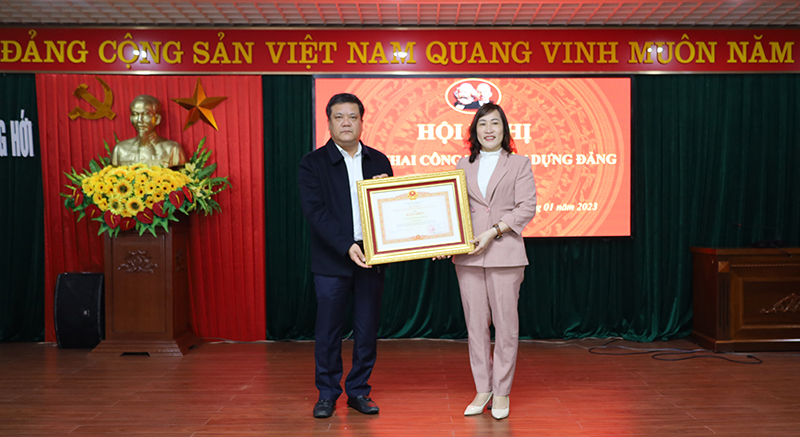 Đồng chí Bí thư Thành ủy Đồng Hới Trần Phong trao bằng khen của Thủ tướng Chính phủ cho 1 tập thể (Ban Dận vận Thành ủy) đạt thành tích xuất sắc (giai đoạn 2017-2021).