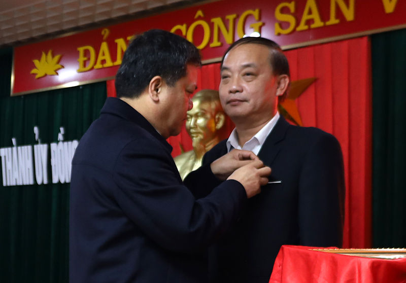 Đồng chí Trần Phong trao Kỷ niệm chương “Vì sự nghiệp Dân vận” đồng chí Trần Thành Sơn, Chủ tịch Ủy ban MTTQVN thành phố vì có nhiều đóng góp cho sự nghiệp công tác dân vận của Đảng.