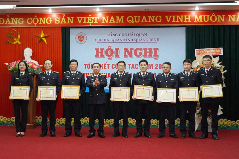 Đại diện lãnh đạo Tổng cục Hải quan trao bằng khen của Bộ trưởng bộ Tài chính cho các cá nhân có thành tích xuất sắc của Cục Hải quan Quảng Bình.