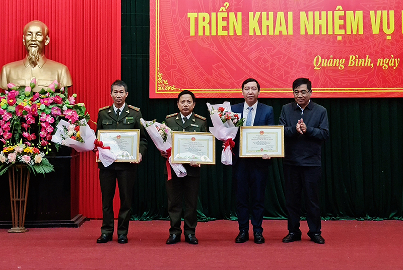  Đồng chí Phó Chủ tịch Thường trực UBND tỉnh Đoàn Ngọc Lâm trao tặng danh hiệu chiến sĩ thi đua cấp tỉnh cho các cá nhân.