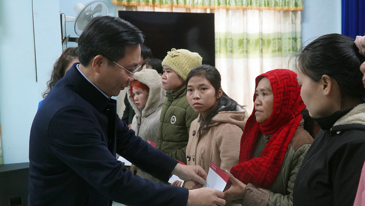 Đồng chí Phó Chủ tịch HĐND tỉnh Hoàng Xuân Tân tặng quà cho các hộ gia đình khó khăn của xã Lâm Hóa