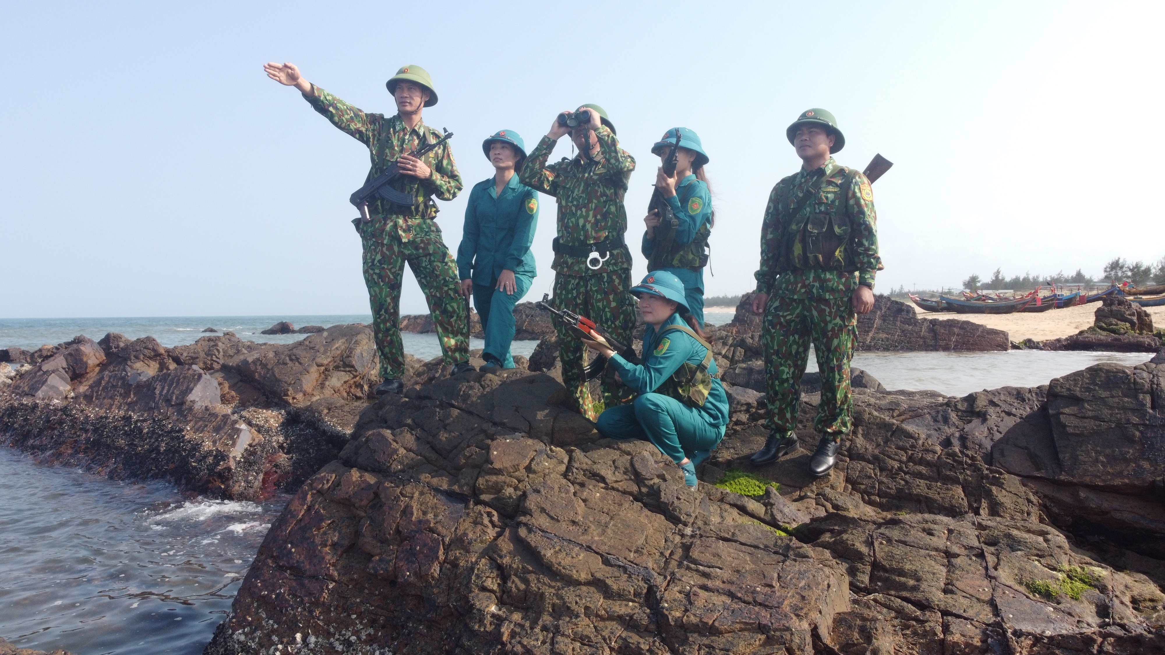 Bộ đội Biên phòng cùng dân quân tự vệ địa phương tuần tra bờ biển.